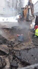 Dėl pažeistos trasos Smolensko gatvėje laikinai nutrauktas šilumos ir karšto vandens tiekimas